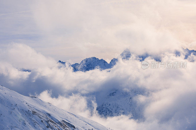 美丽的冬季高山景观滑雪场顶部有雪。阿尔卑斯山，白云岩，意大利，欧洲