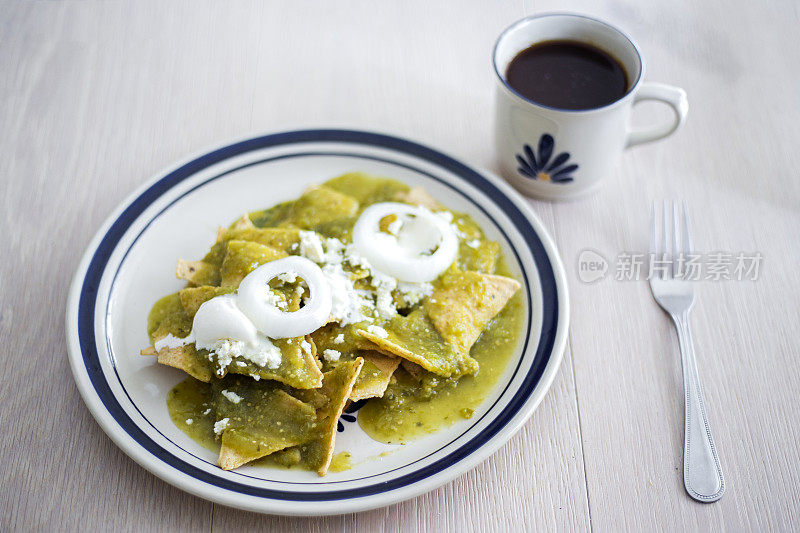 墨西哥食物，绿色的chilaquiles