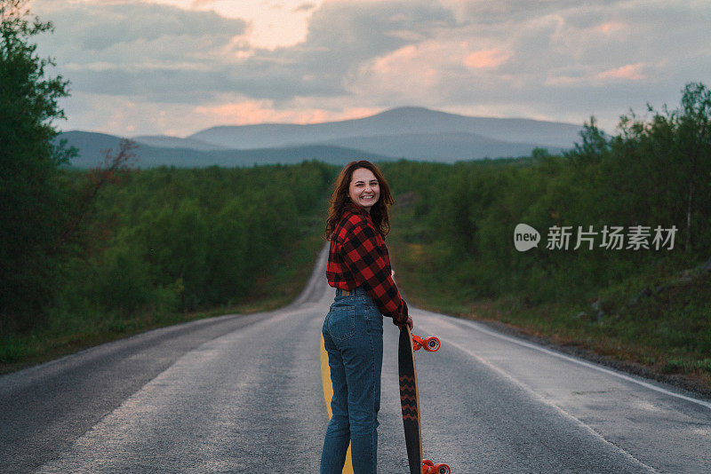 芬兰的一名女子在路上玩长滑板