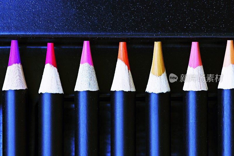 彩色铅笔。