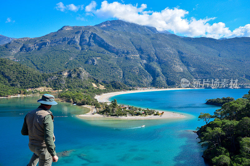 欣赏风景的摄影师。Ölüdeniz来自土耳其Fethiye。