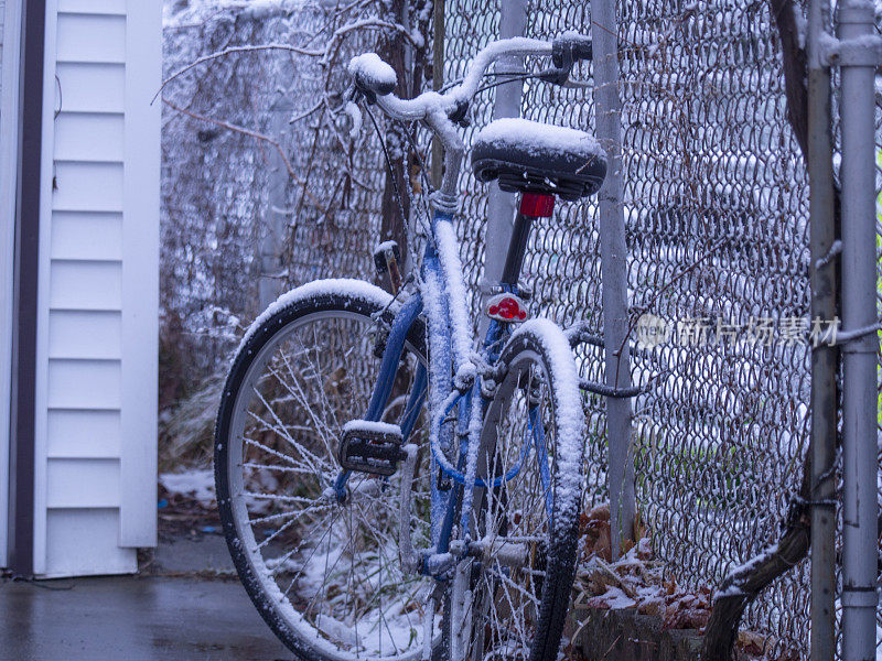 被雪覆盖的自行车