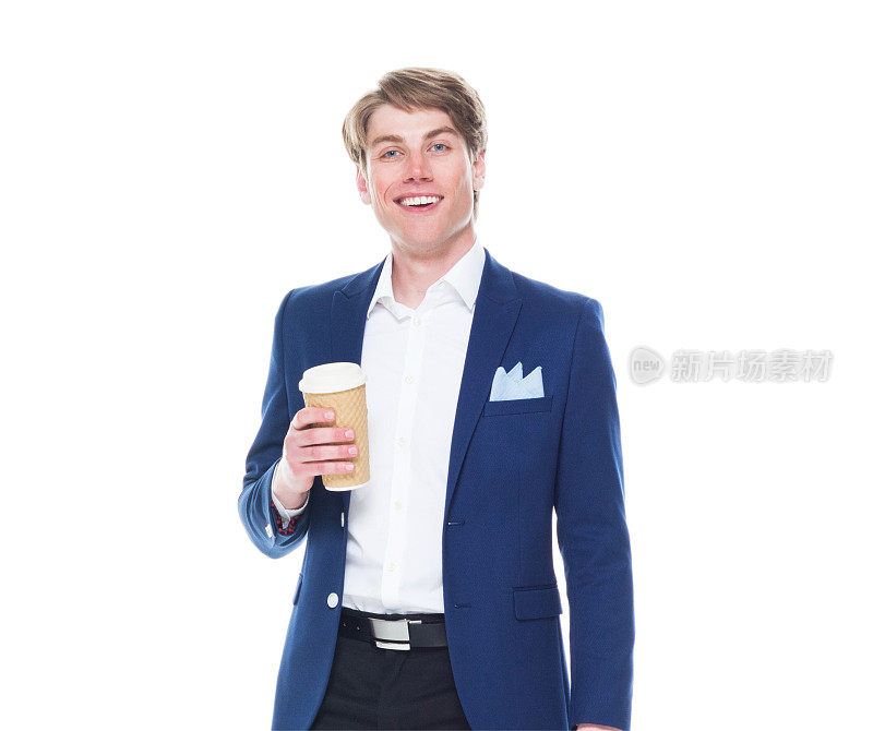 白人年轻男性穿着西装，拿着咖啡杯，站在白色背景前