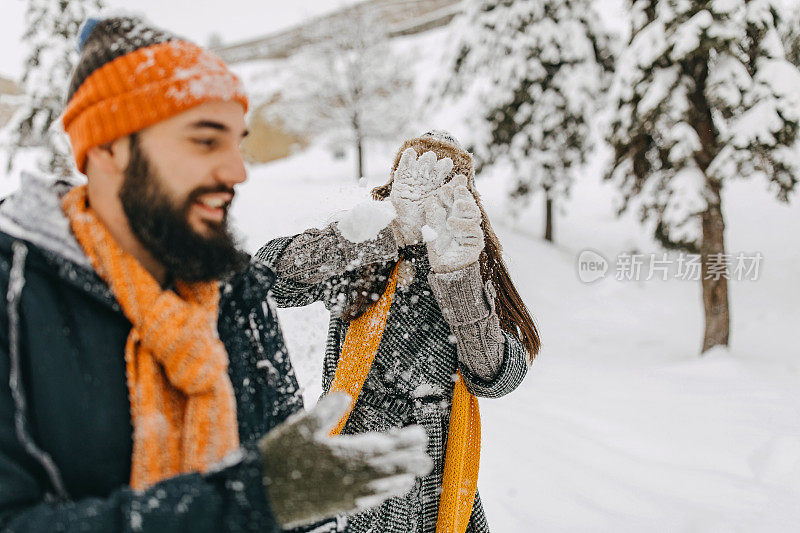 夫妇俩在雪中玩耍