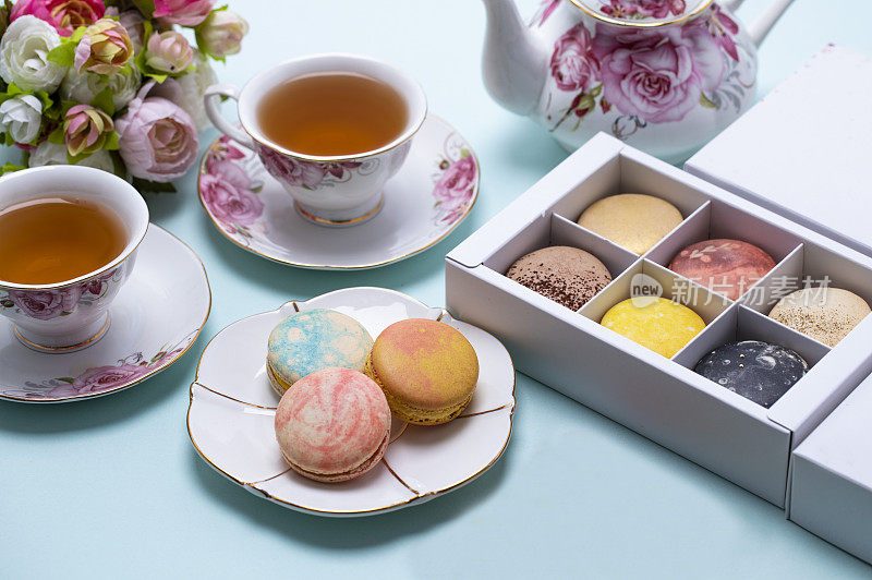 漂亮的茶具和许多色彩鲜艳的马卡龙摆放在一起
