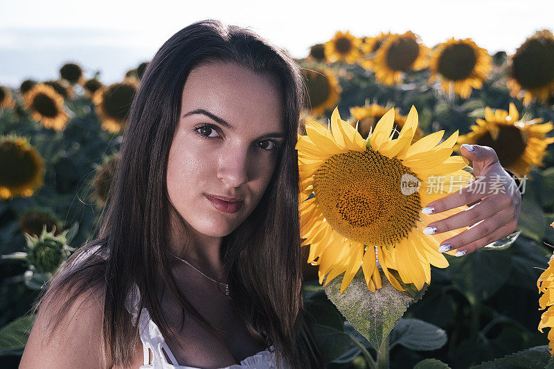 青少年的精神。一个年轻女孩的肖像在向日葵植物在夏天。旅行和享受。生态旅游。