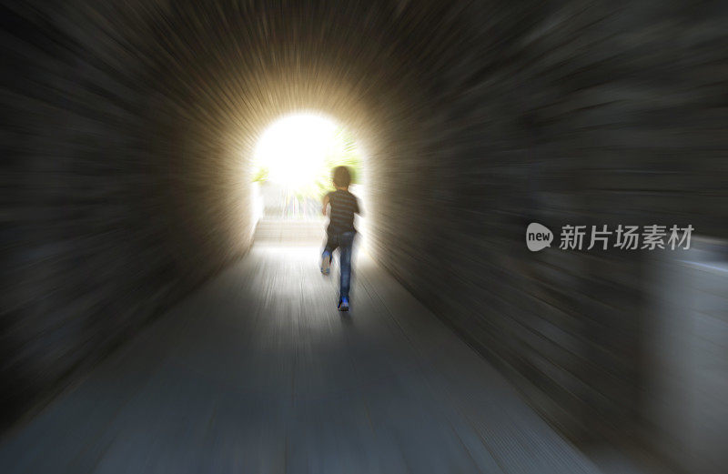 小男孩跑过隧道