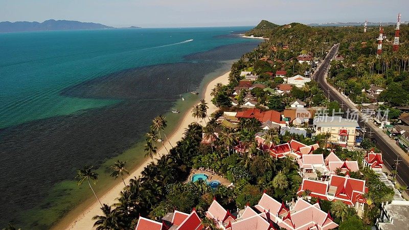 在海边的道路和房屋。在泰国阳光明媚的日子里，苏梅岛的主要道路和海岸别墅被无人机拍摄。邦坡热带风情海滩。