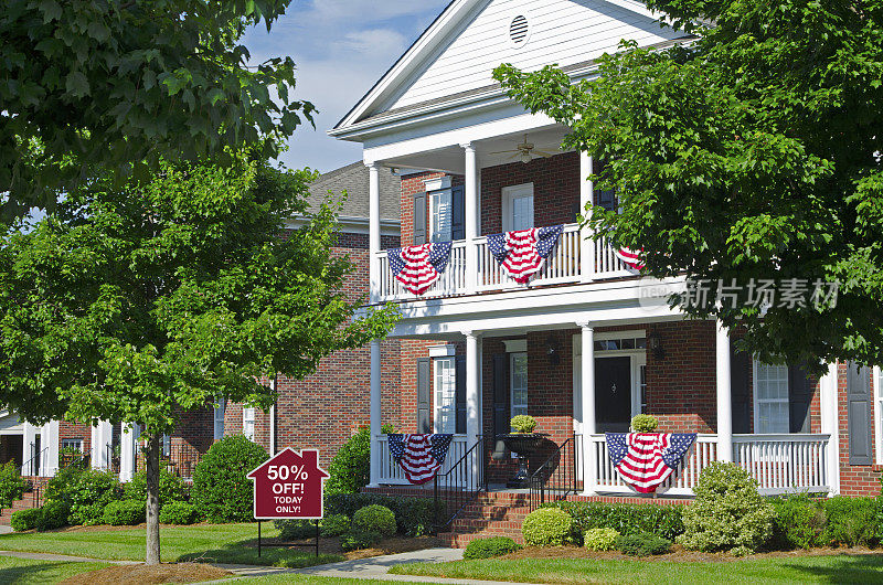 五折优惠:在家门口张贴美国国旗和彩旗，警告金融危机