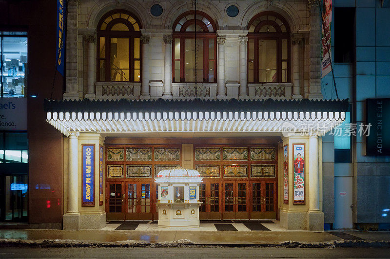 埃尔金和冬季花园剧院的正面在晚上