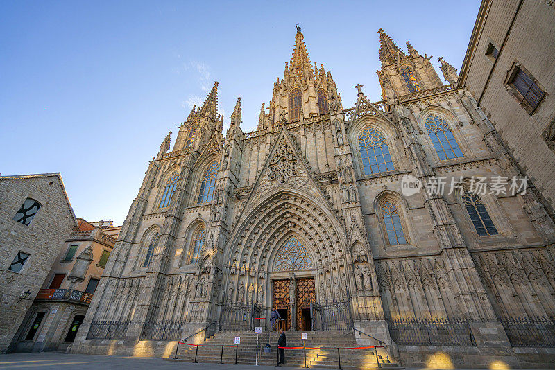 西班牙，日出时的哥特式巴塞罗那大教堂。