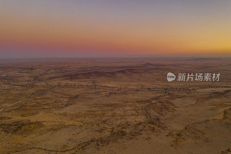 太阳升起在干旱的气候景观，斯匹茨科普，纳米比亚，非洲