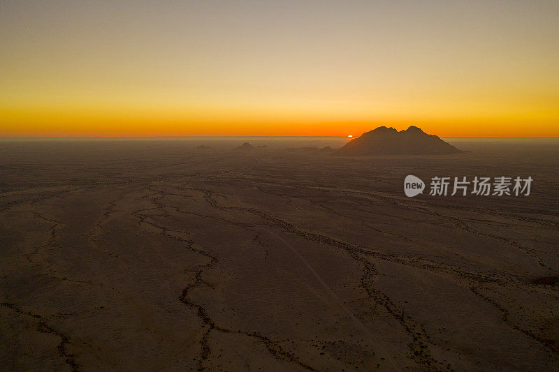 太阳升起在干旱的气候景观，斯匹茨科普，纳米比亚，非洲