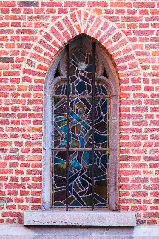 布鲁塞尔砖墙上的彩色玻璃窗