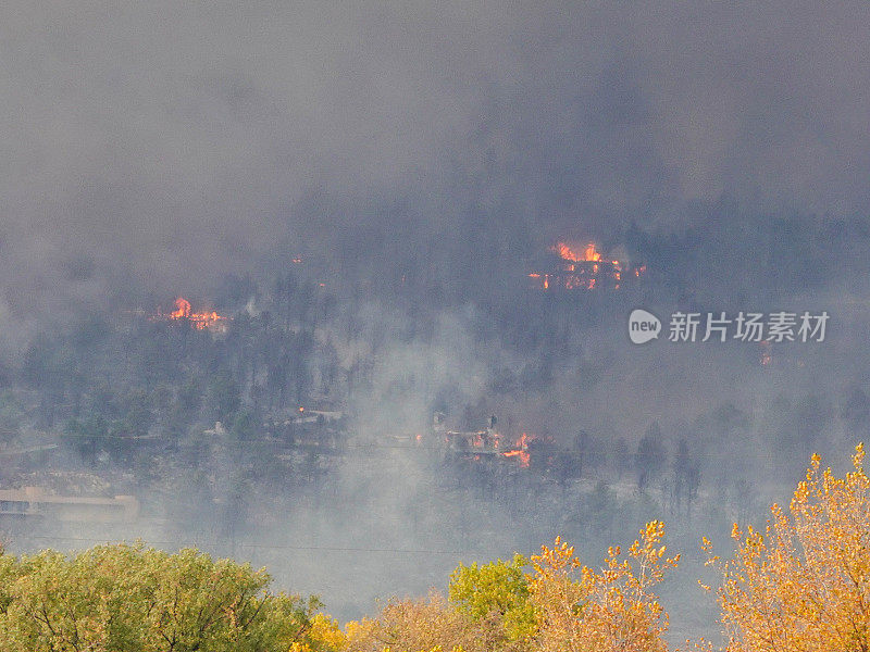 山坡上的森林大火烧毁了房屋