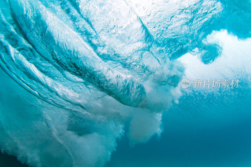 水下景观下的破碎波爆炸与高对比度分散的水模式和圆柱形空气涡轮机