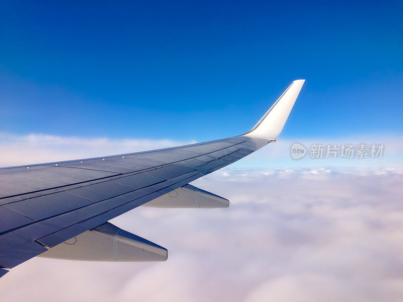 从飞行在云层之上的飞机上看到的景象
