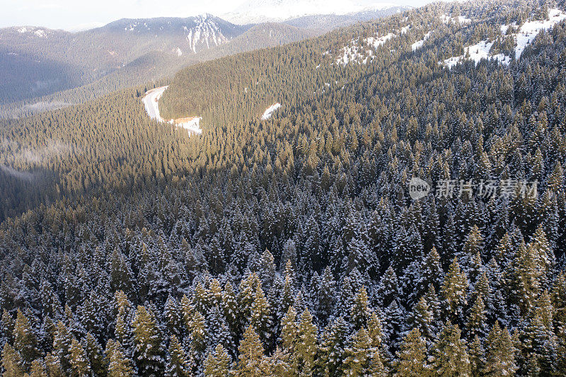 云雾淹没了雪山