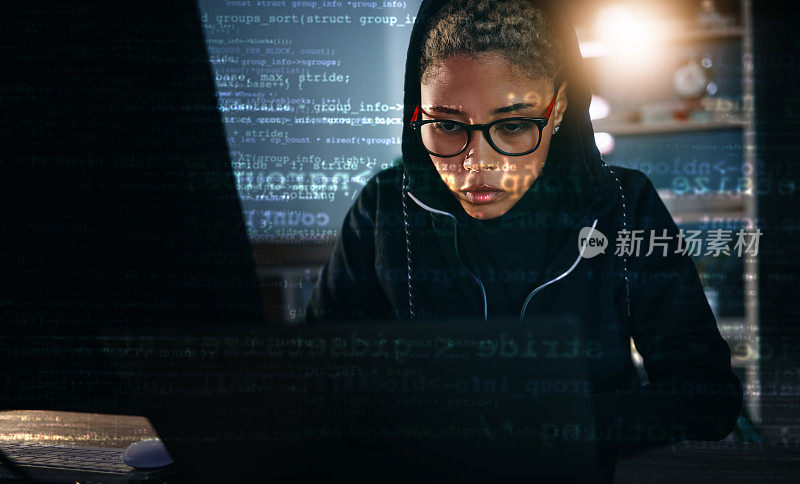 黑客，暗室里的女人拿着笔记本电脑和代码，数据分析和IT，网络钓鱼和网络犯罪，有数据库。网络安全，编程和犯罪与pc，覆盖或全息与勒索软件