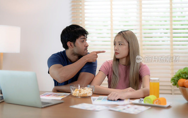 一对亚洲夫妇在家里吵得不可开交。
