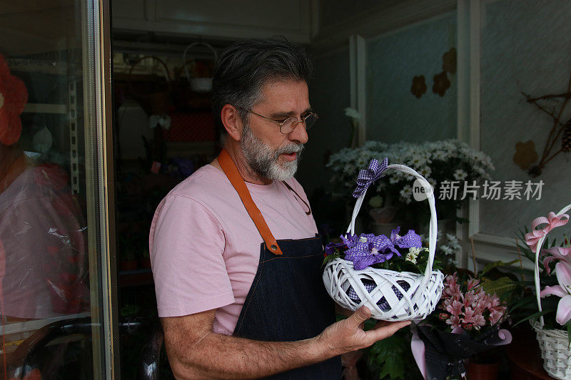 花店工人手里拿着花