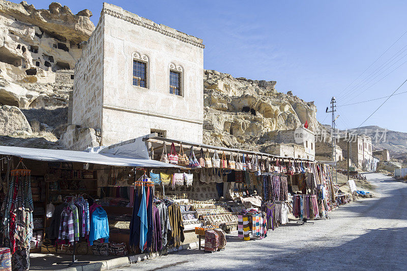 卡帕多西亚Çavuşin村出售带有土耳其图案的纪念服装的商店。