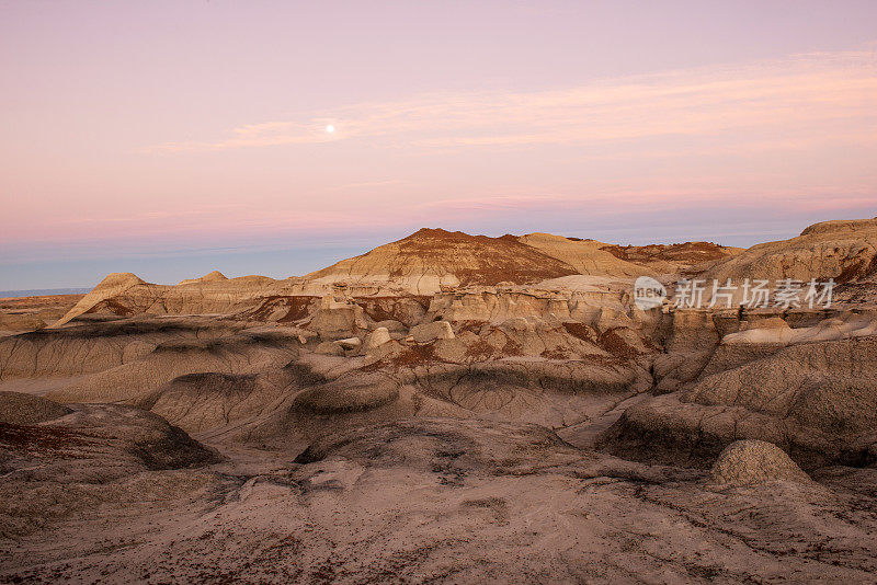 黎明时分的Bisti荒野地区