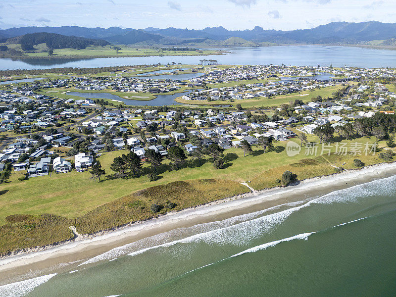 鸟瞰新西兰北岛的马塔兰吉镇