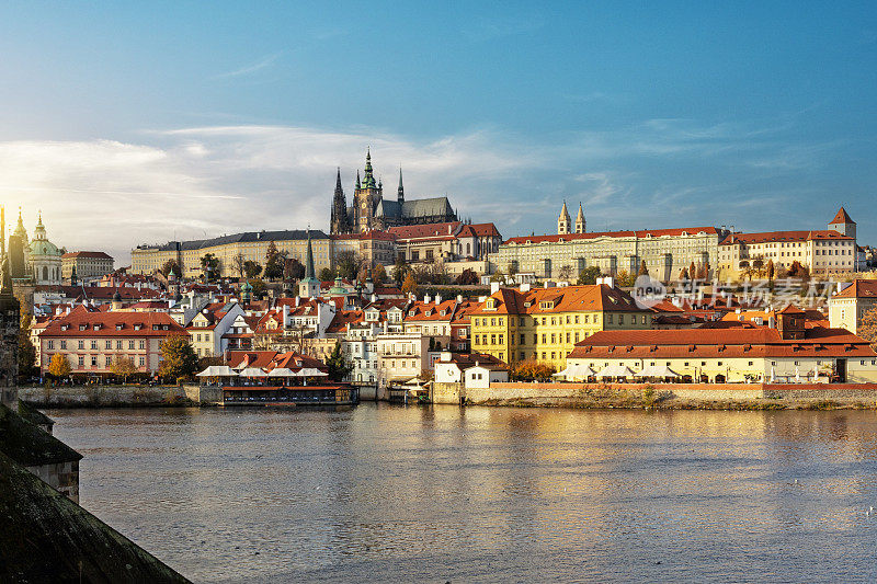捷克共和国伏尔塔瓦河上的布拉格和赫拉德坎尼城堡全景。