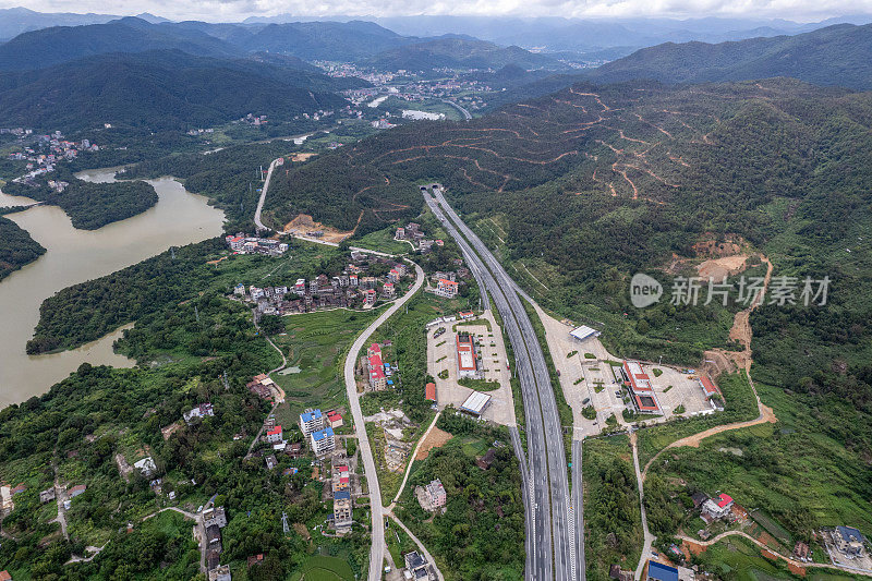 通过山区和农村地区的高速公路鸟瞰图