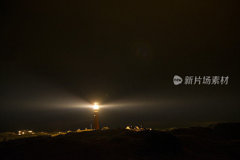 夜间沙丘上的Schiermonnikoog灯塔