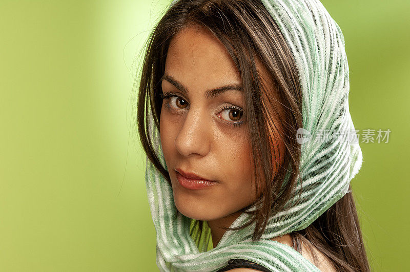 中东年轻女子戴面纱的肖像。微笑