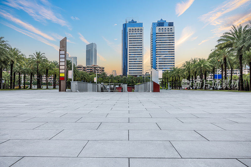 空旷的广场楼面和夏日的城市建筑景观