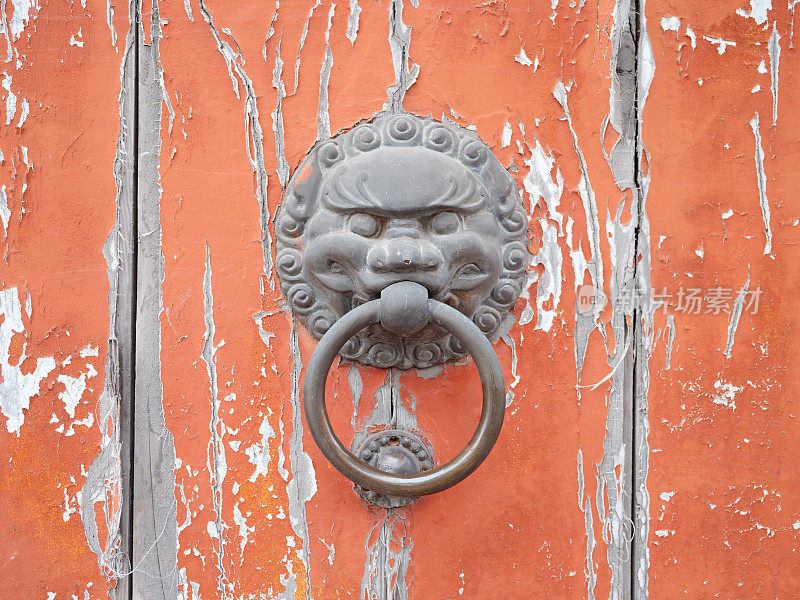 木门上的老中式门把手，古色古香的东方门环。带有黄铜狮子头门环的传统中国门