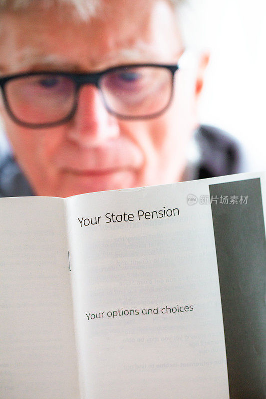 退休老人阅读有关国家养老金的传单
