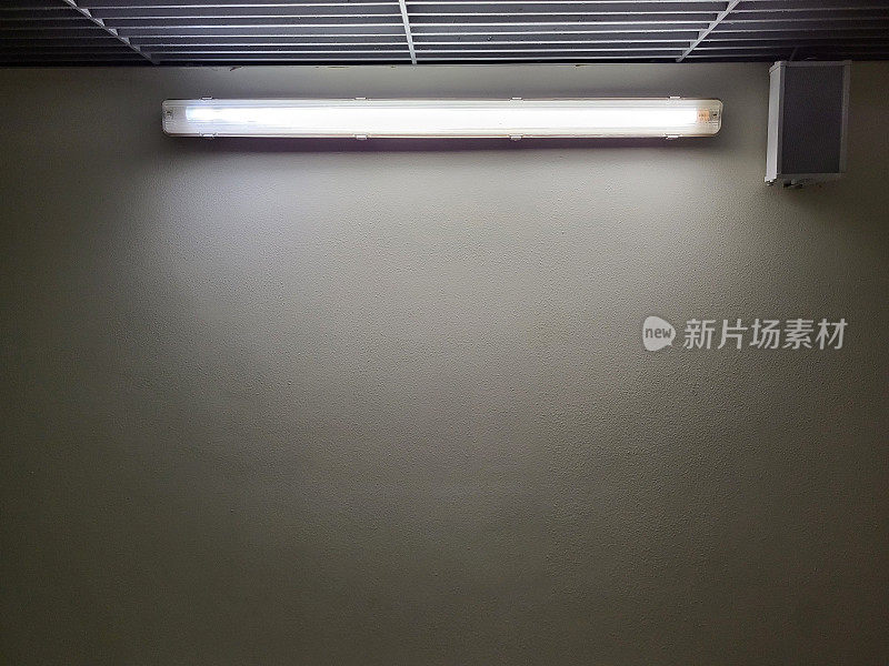 黑暗中墙上的冷LED灯，下面有文字的自由空间。