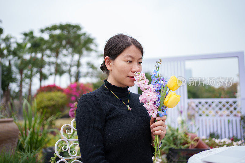 闻花的女人