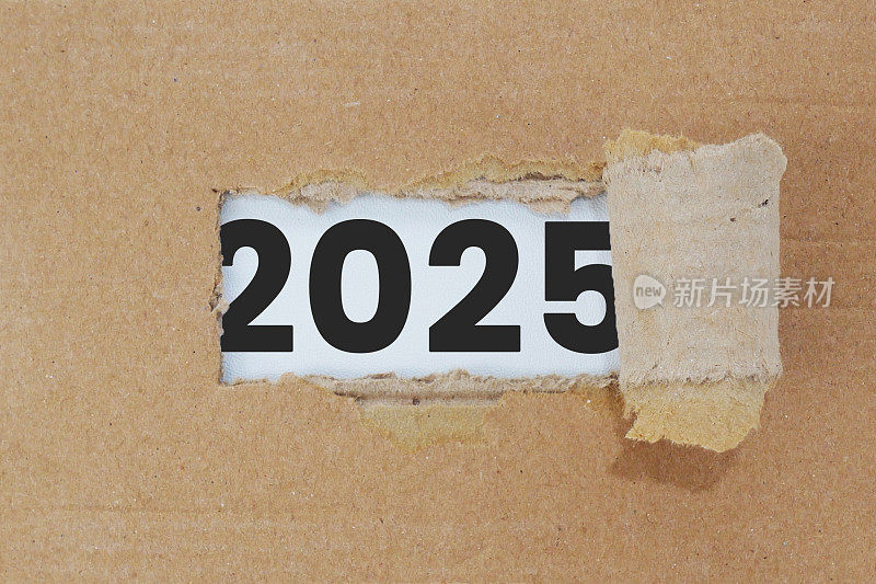 2025年在破纸板后面。2025年新年快乐。