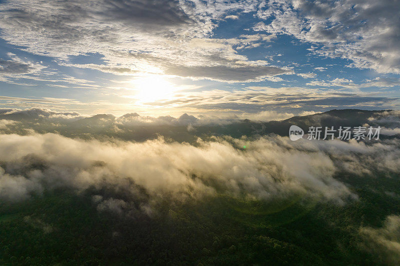 太阳从薄雾的海洋上升起。