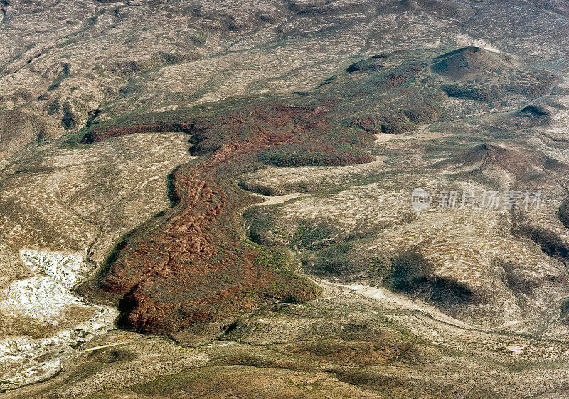 从飞机上拍摄下加利福尼亚南部的地质特征，显示侵蚀、山谷;沙漠。熔岩从小火山流出。在圣克拉拉山脉附近。