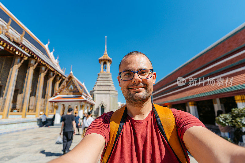 泰国曼谷，一名年轻人在玉佛寺自拍