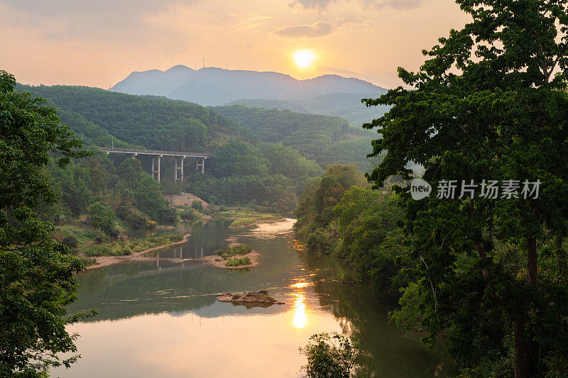 落日的余晖照在水面上