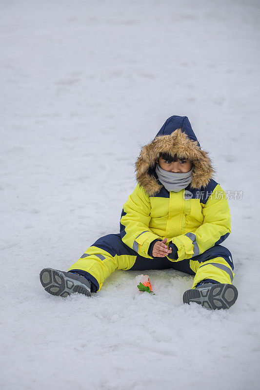 孩子们在雪中玩耍。冬天，穿着滑雪服的亚洲孩子在扔雪。快乐的童年。江原道，韩国