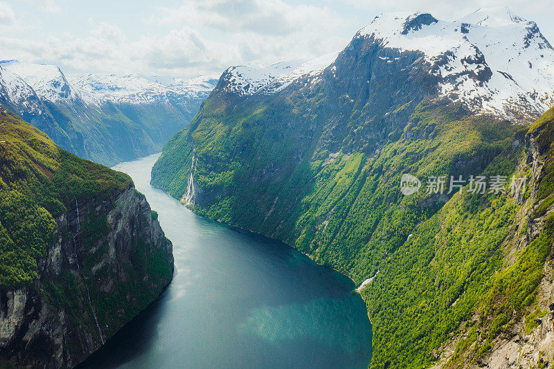 鸟瞰风景瀑布落入挪威盖朗格峡湾