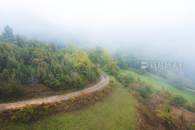 雾中的山路土路