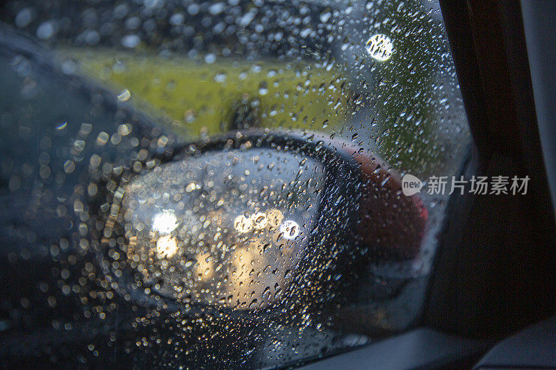 在雨天沿着繁忙的高速公路行驶的汽车视角