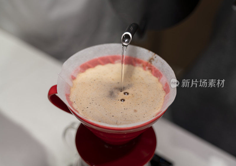 V60咖啡冲泡和服务库存照片