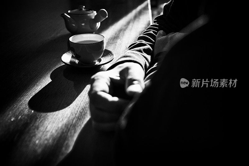 男人用日本茶壶和茶杯喝茶的画面