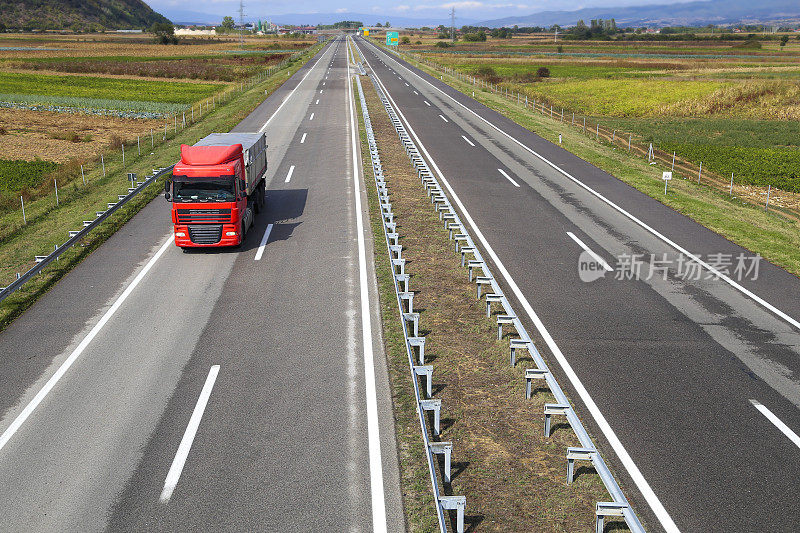 卡车在高速公路上行驶