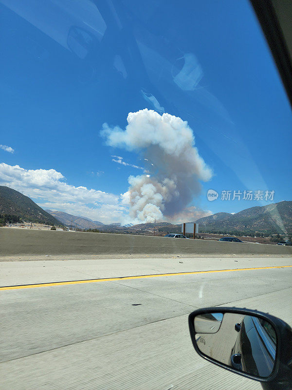 南加州维多维尔大火产生的浓烟